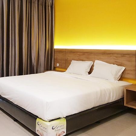 Oyo 90015 Platinum Guest House Medan Exterior foto