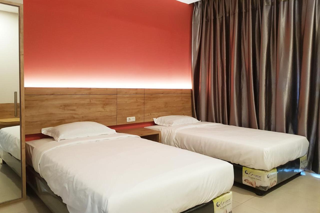 Oyo 90015 Platinum Guest House Medan Exterior foto