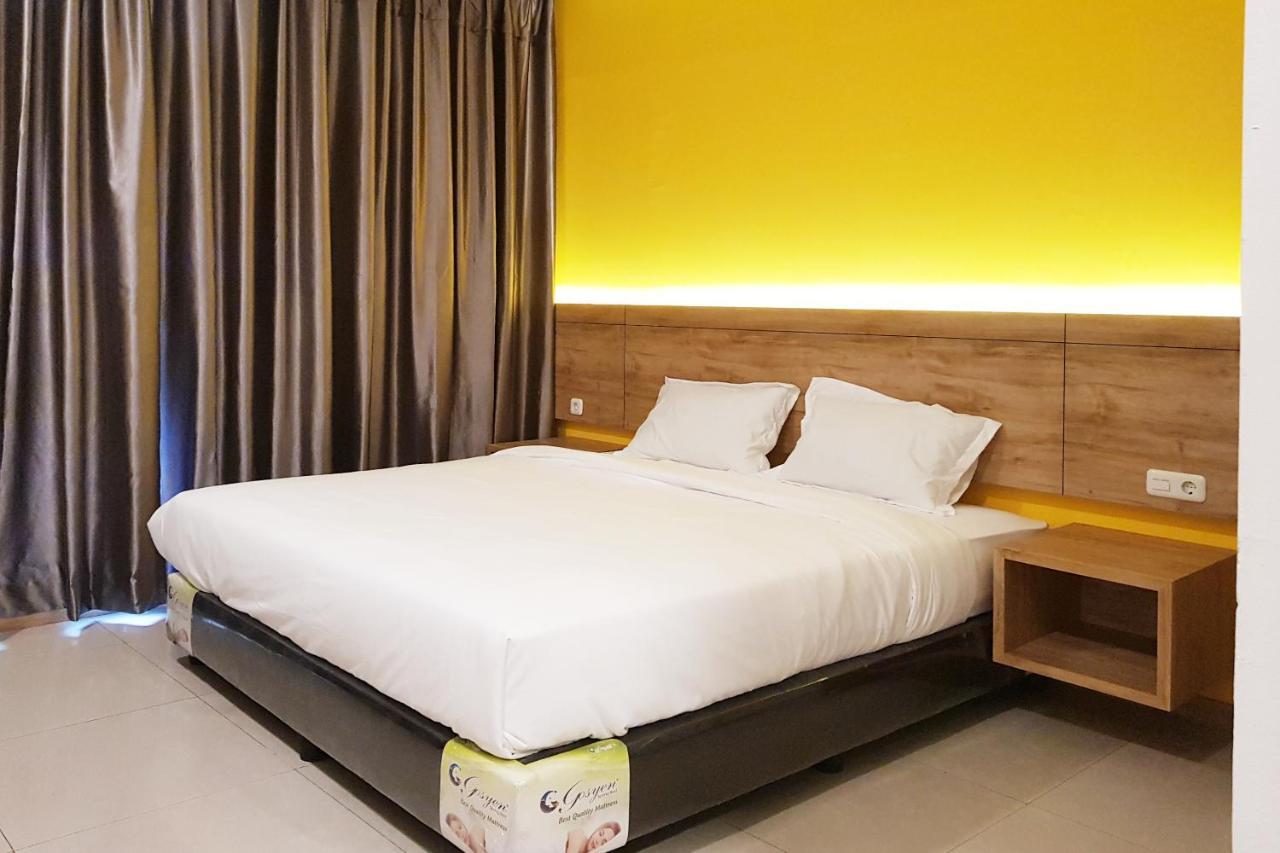 Oyo 90015 Platinum Guest House Medan Exterior foto